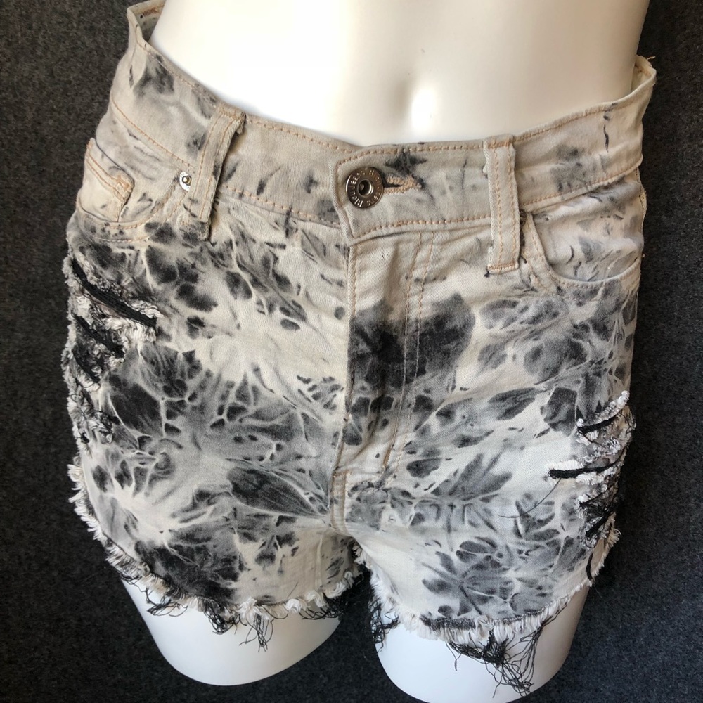 High waist distressed shorts